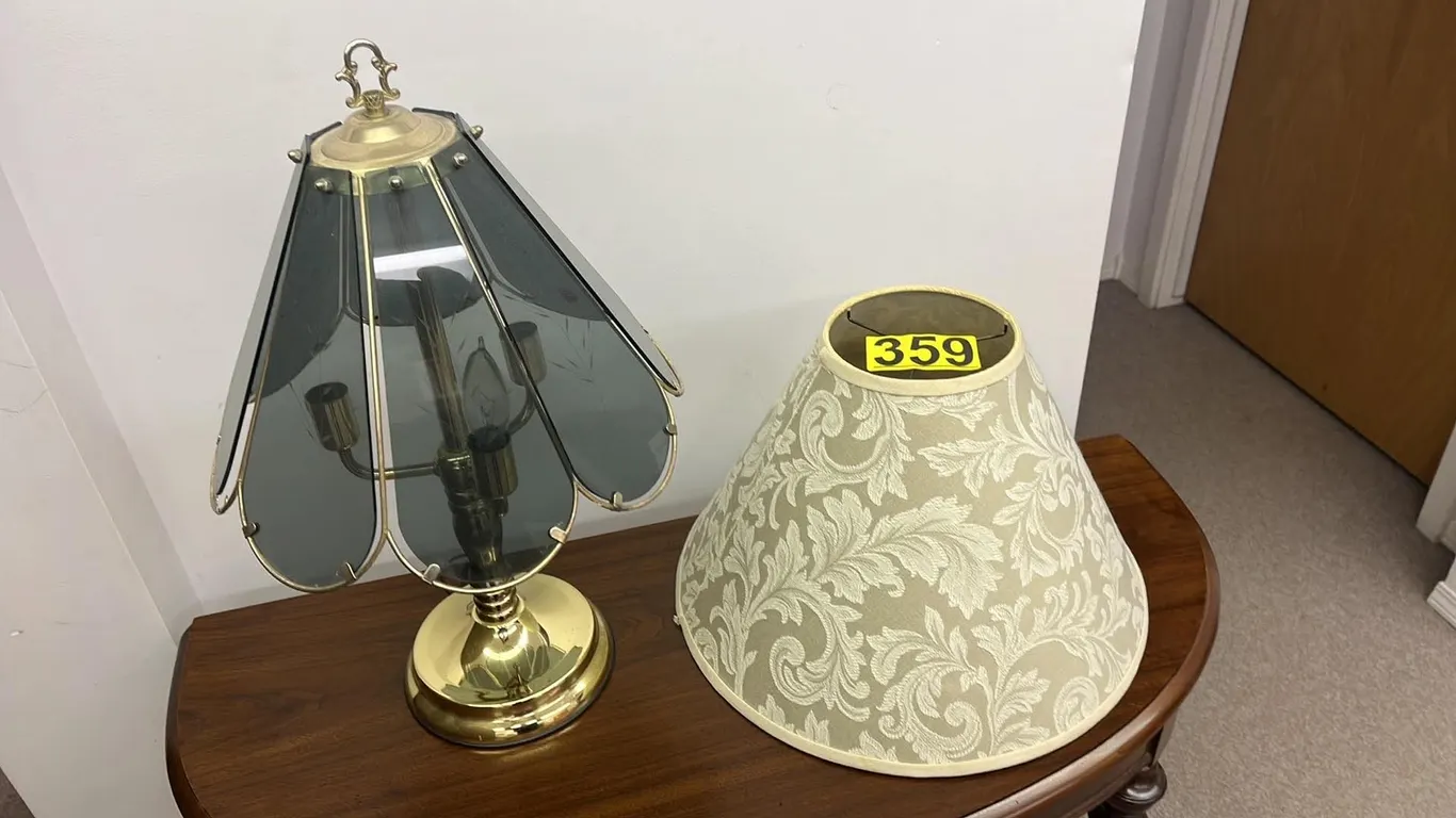 OFFSITE - Touch tri-lamp, with extra lamp shade. In nice condition.