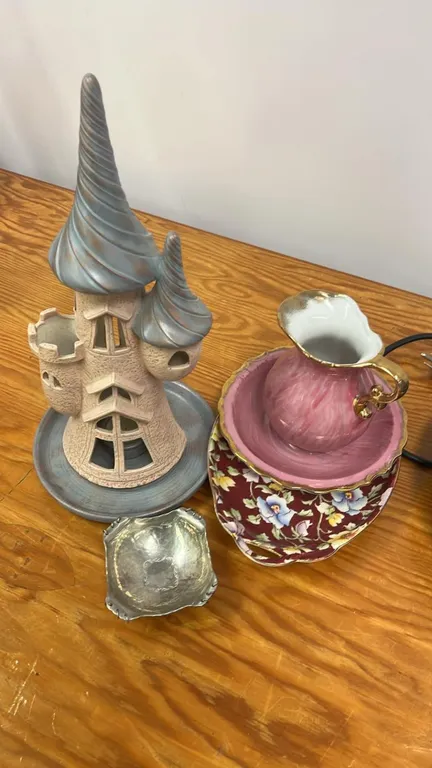 OFFSITE - Candle and 3 dishes in mic condition,