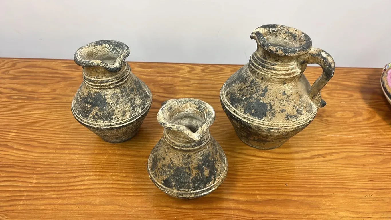 OFFSITE - Clay pottery, in nice condition.