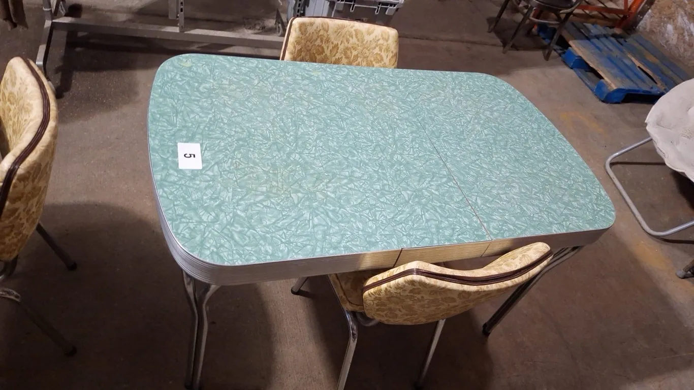 Antique table with 2 chairs. Comes with 1 leaf. 50" L x 30" W