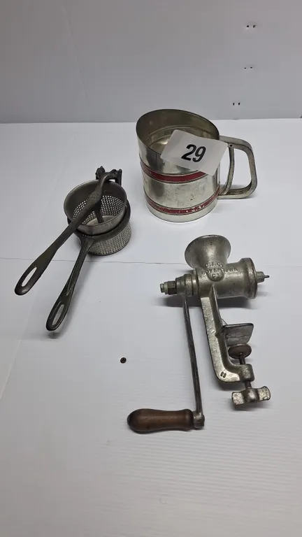 Grinder. Flower sifter and squeeze