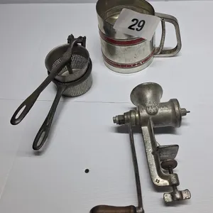 Grinder. Flower sifter and squeeze