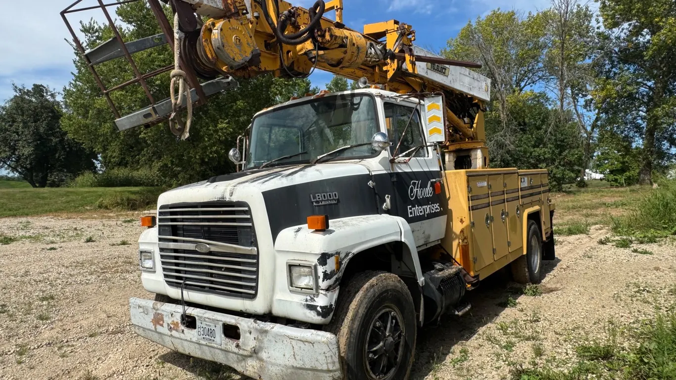 1988 Ford L 8000 Digger Derrick Winch Truck (Has WI Title) (Located in Rosendale WI)