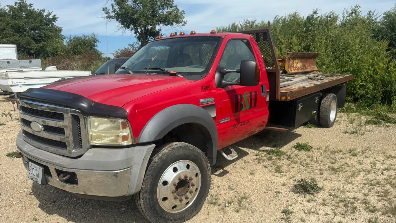 2005 Ford F-350 Flatbed Truck (Has WI Title) (Located in Rosendale WI)