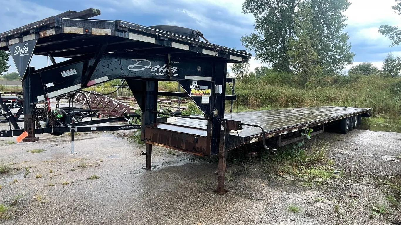 2016 Delta Gooseneck Flatbed (Has WI Title)