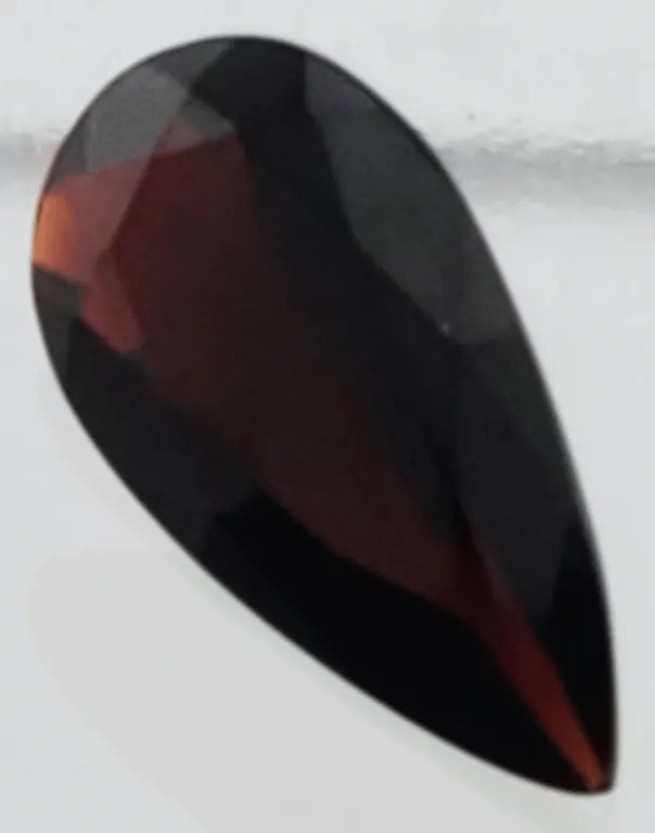 Dark Red Garnet (3.94 ct, 16×8 mm)
