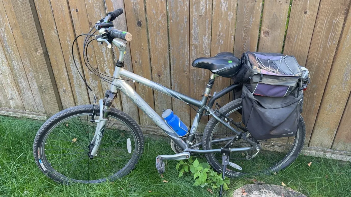 Trek Navigator 200 Alpha Custom Aluminum 16.5" 41.8 cm Bicycle with Rear Rack and Pannier