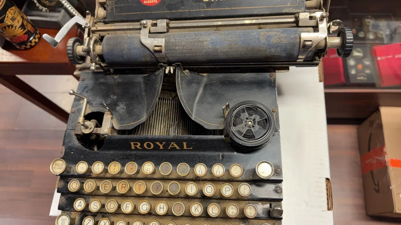 Royal Standard Manual Typewriter Early Model