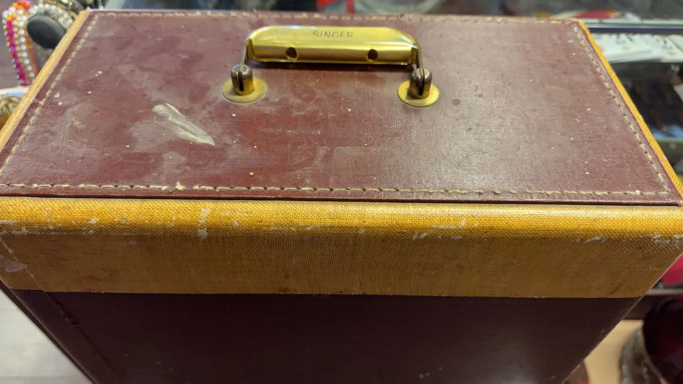 Singer 185J Sewing Machine in Carry Case