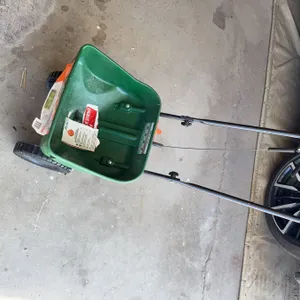 Scotts Turf Builder EdgeGuard Mini Broadcast Spreader