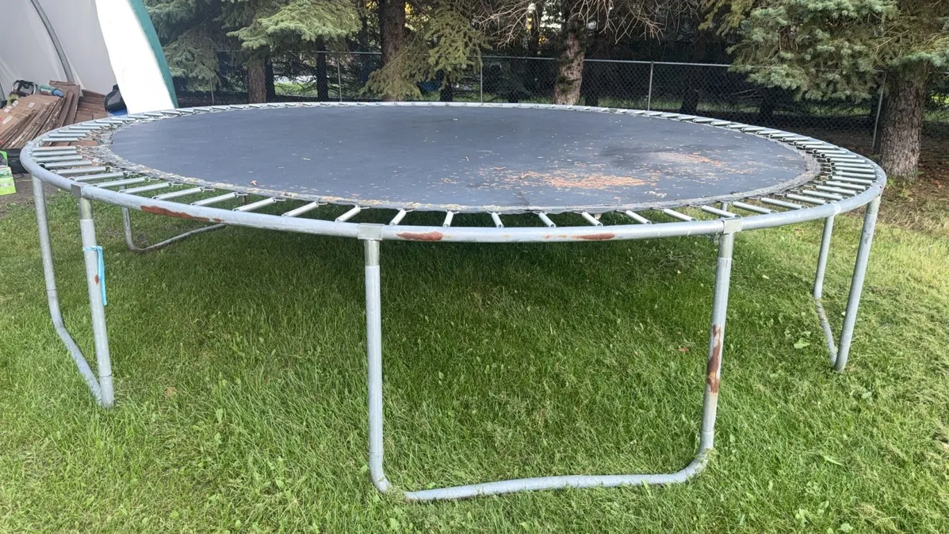 Round Metal Frame Outdoor Trampoline with Black Jumping Mat