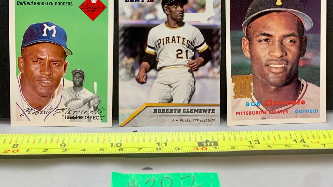 (3) Roberto Clemente Baseball Cards