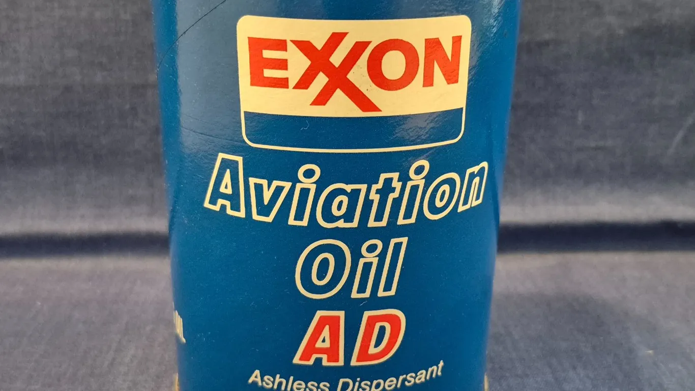 Full quart Exxon Aviation Oil, 1960s/70s, great shape
