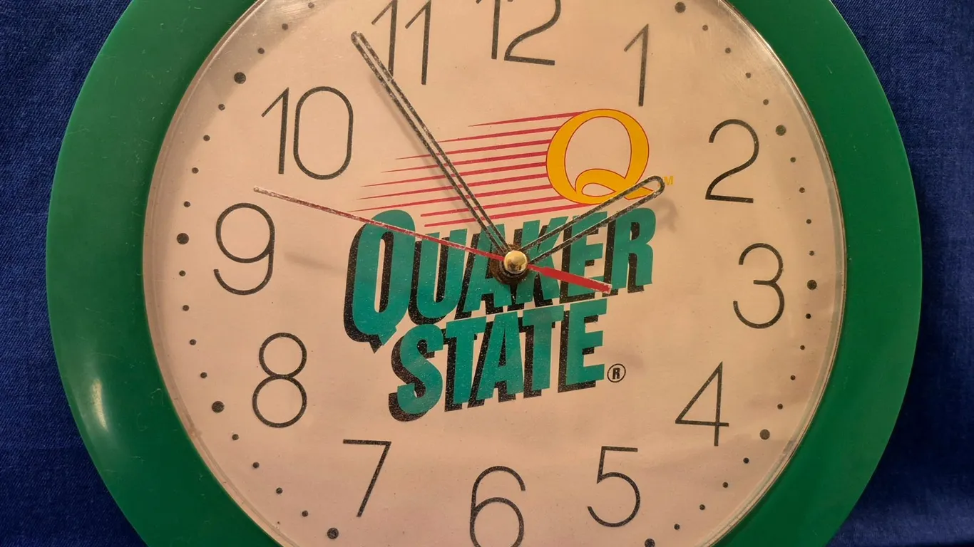Quaker State Oil advertising clock, works, battery-operated