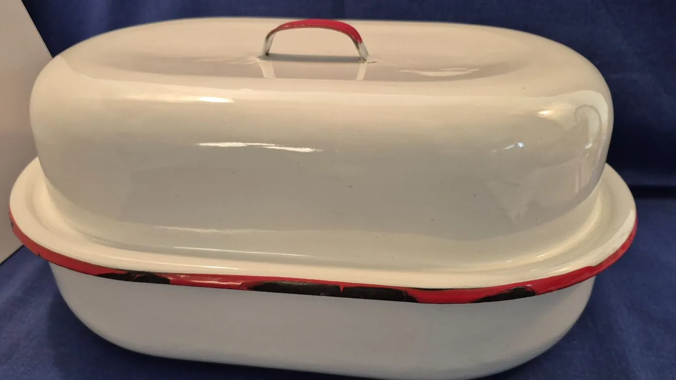 Large red/white enamel roaster, excellent condition, few minor chips, shiny finish