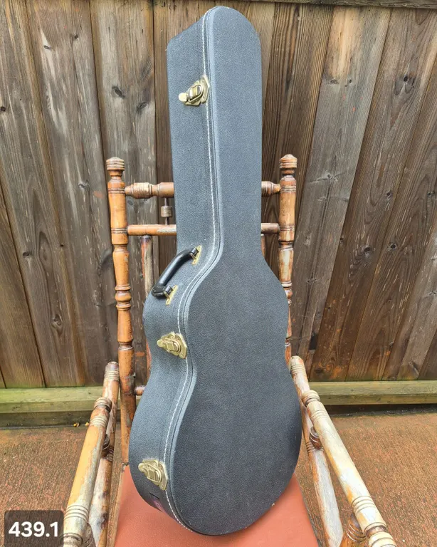 Vintage well-made cloth-covered wooden guitar case, with a plush interior, great condtion overall, s