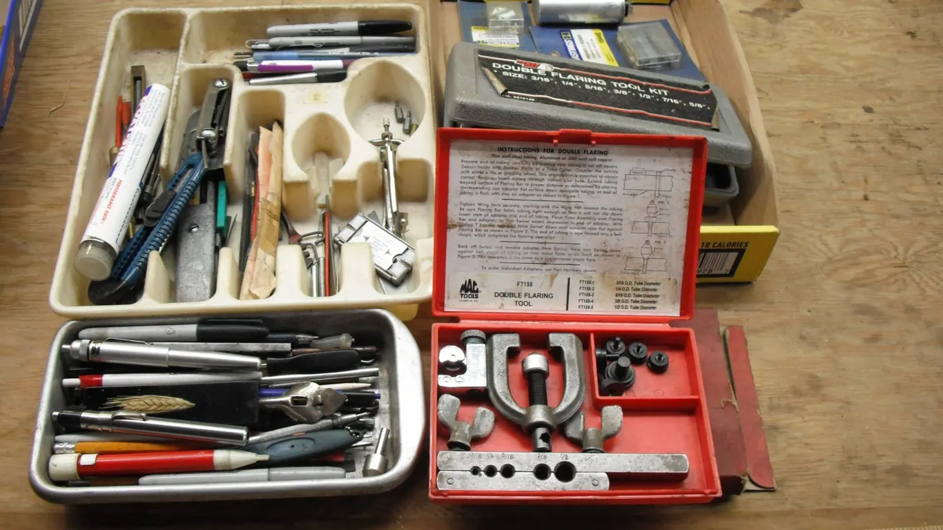 2 flaring ktis and other assorted tools