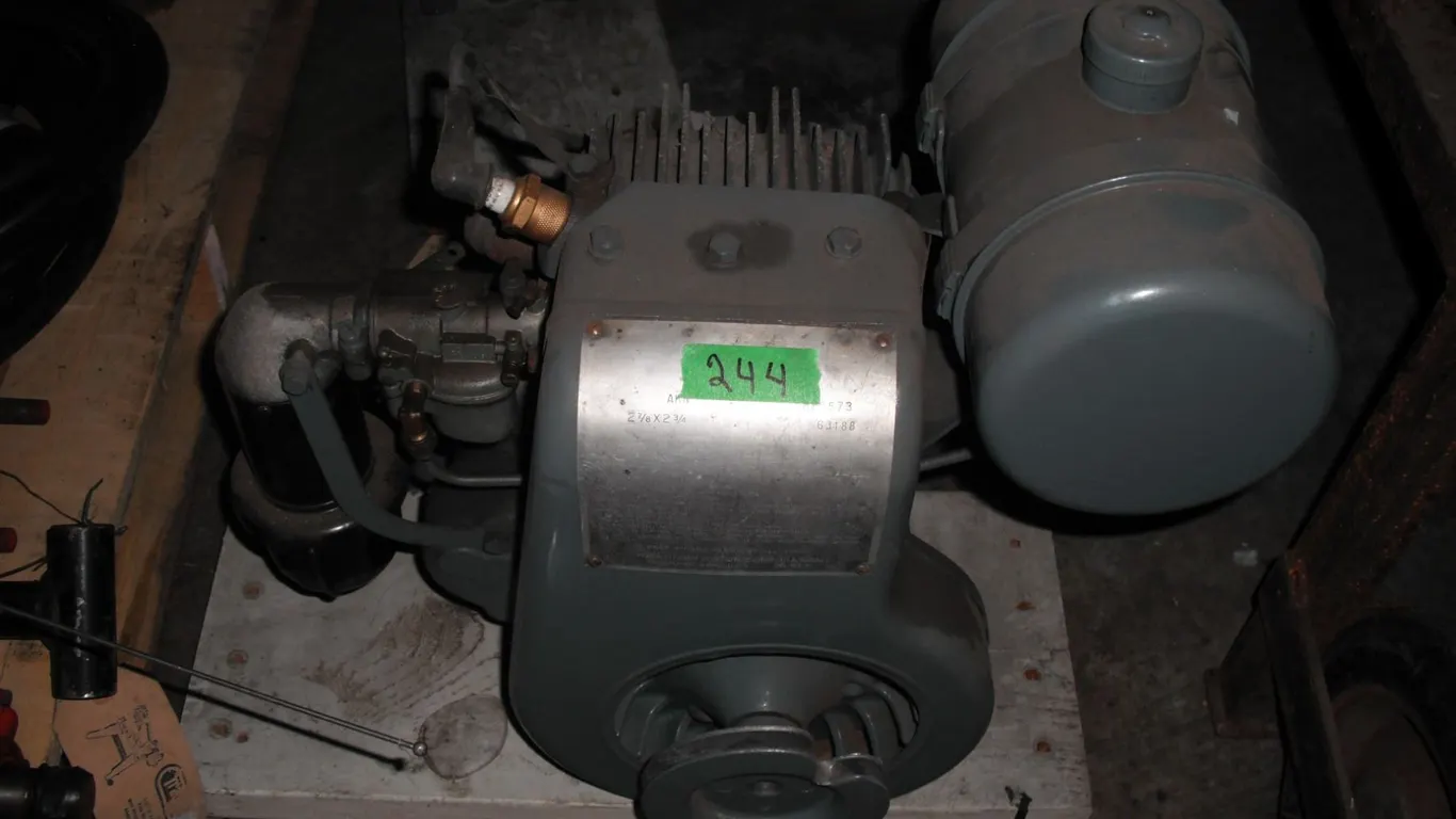 Small engine - Wisconsin Motor Co.