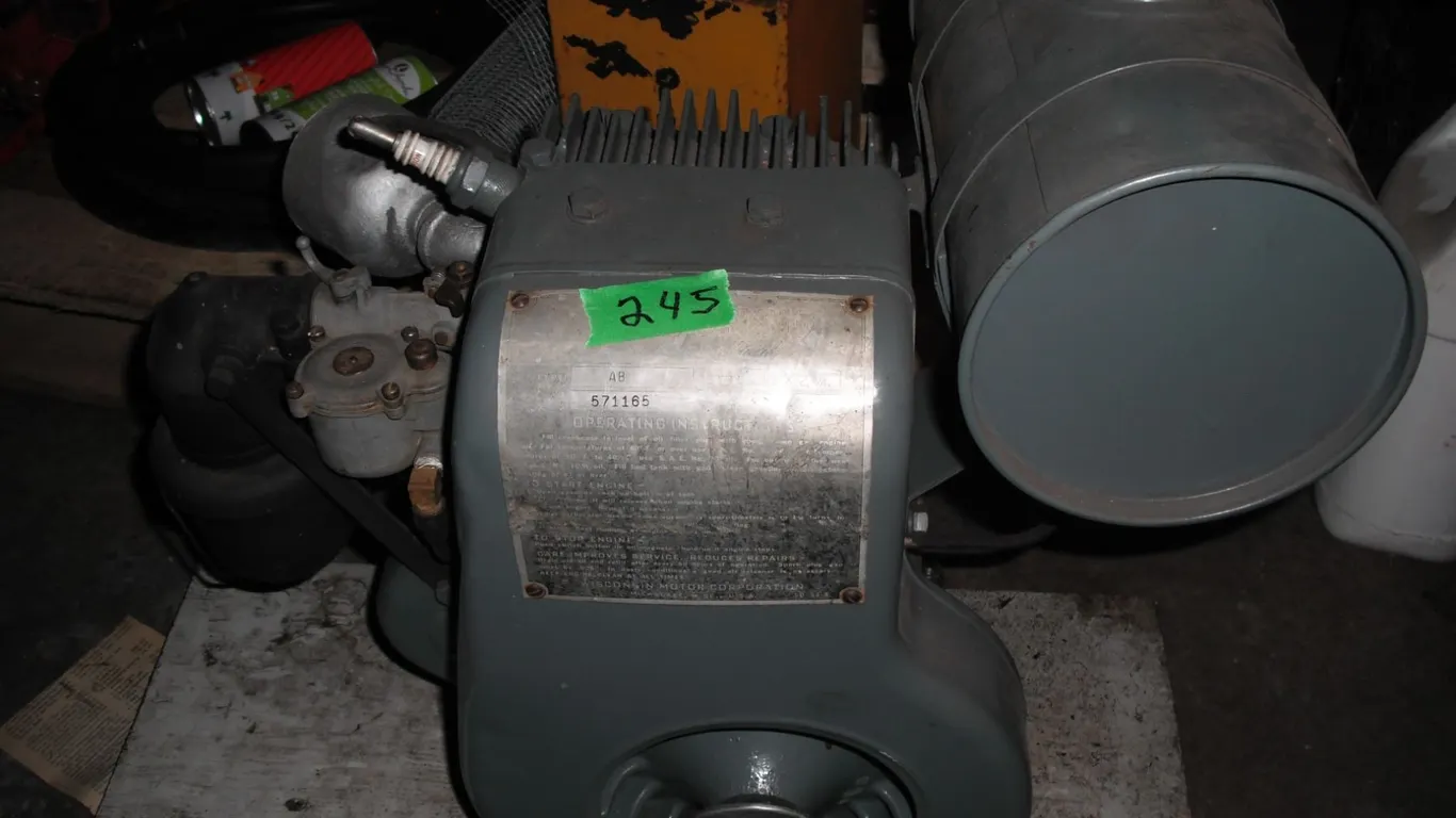 Small engine - Wisconsin Motor Co.