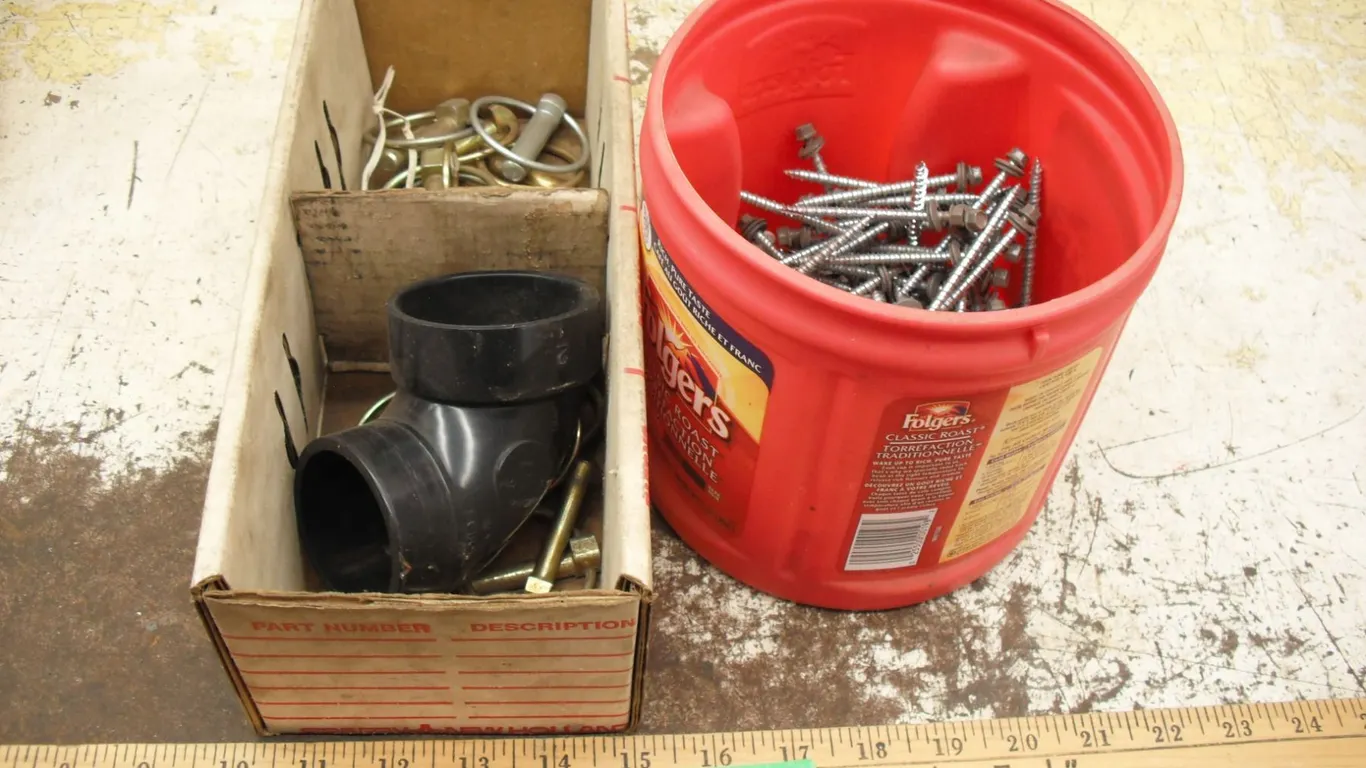 lot of screws & hitch pins