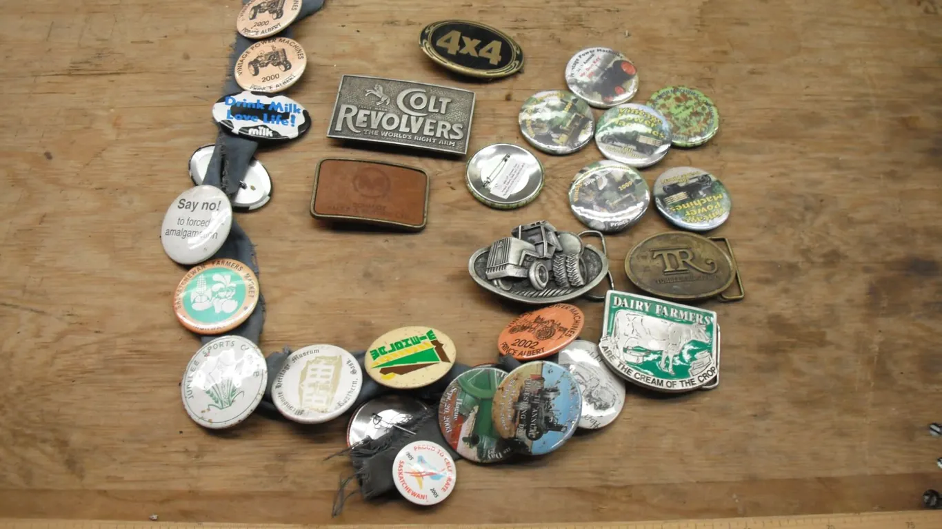 lot of belt buckles & buttons - Colt Revolvers, Schmidt, agricutural, etc.