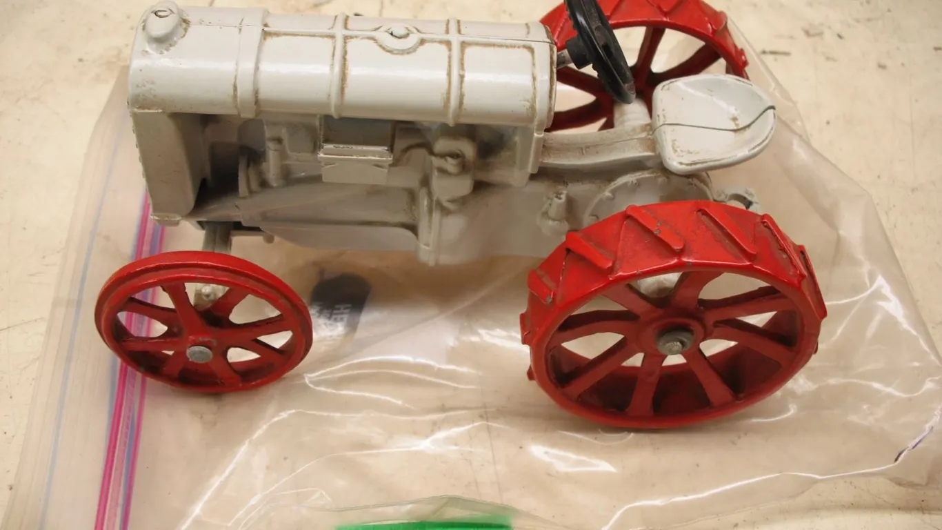 cast iron Fordson tractor toy - marked 1425, 6" long