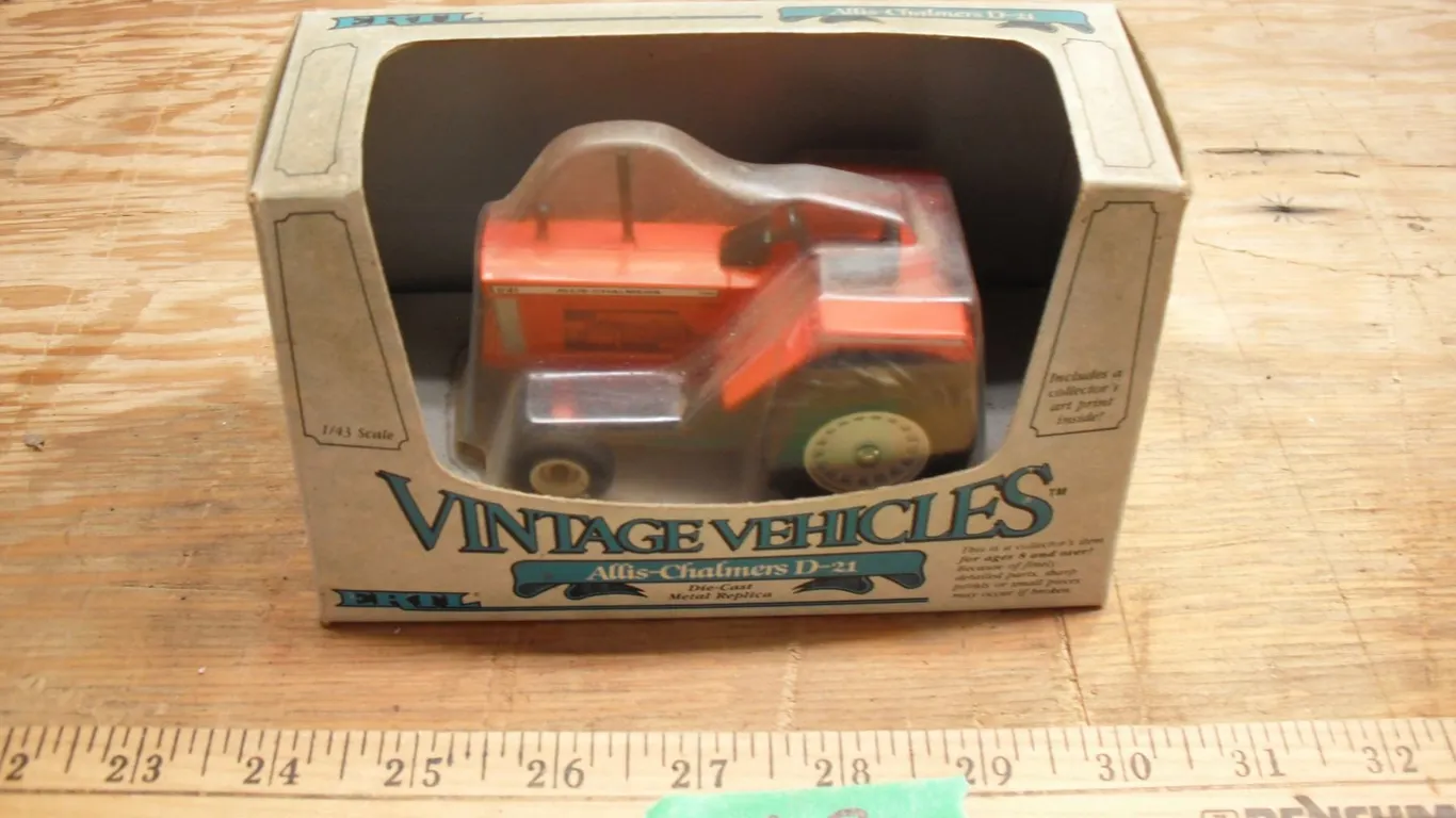 ERTL 1:43 diecase Allis-Chalmers D-21 NIB