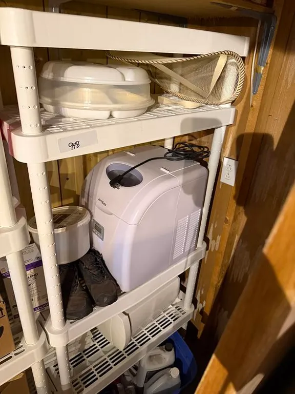 Danby Ice Machine, Plastic Shelf & Plasticware