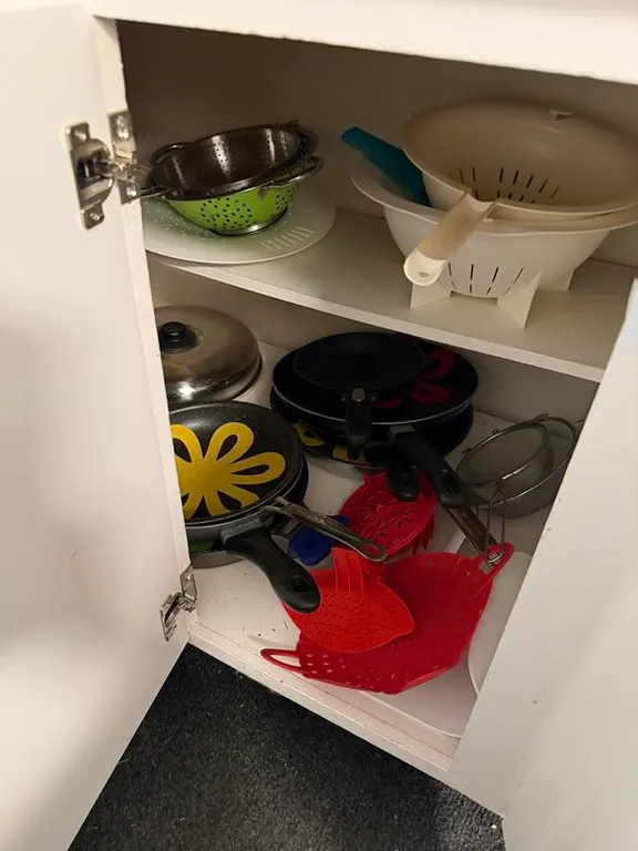 Assorted Pans, Drainers & Pots (2 Levels)