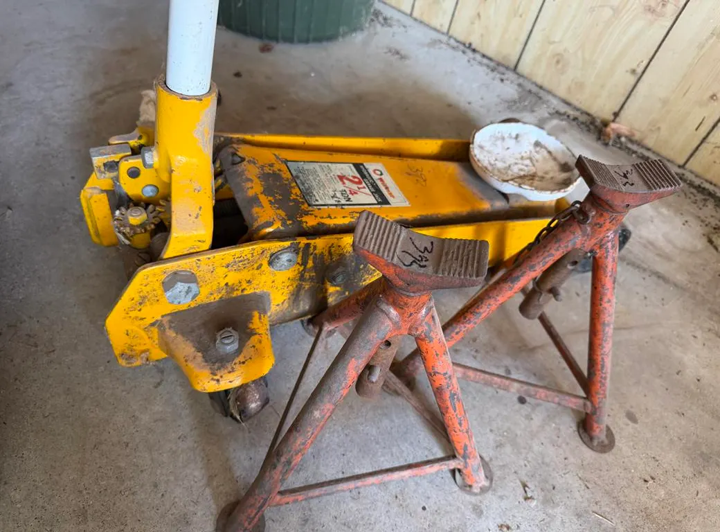 Floor Jack 2 1/4Ton & 2 Jack Stands