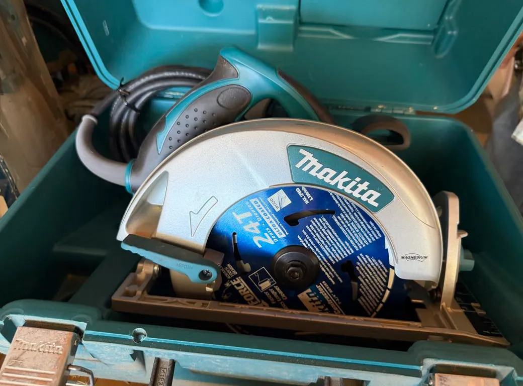 Makita Corded 7 1/4" Saw (Model 5007MG)