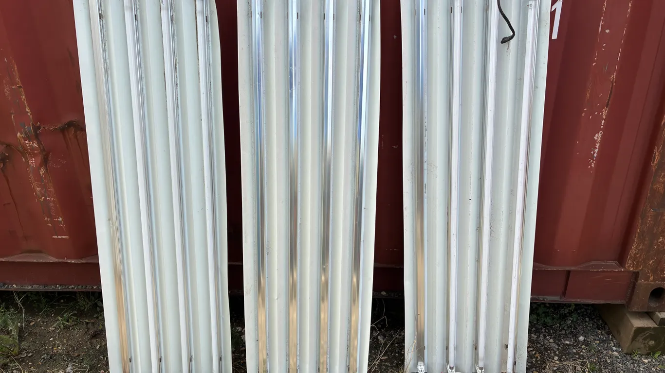 (3) Fluorescent Lights