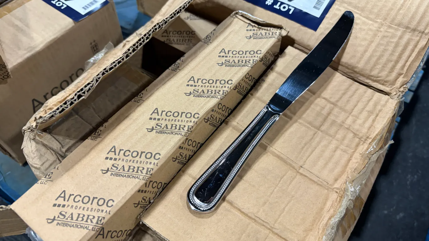 CASE OF SABRE EUROPEAN DINNER KNIVES, 144/CASE, ARCOROC FF947 - NEW