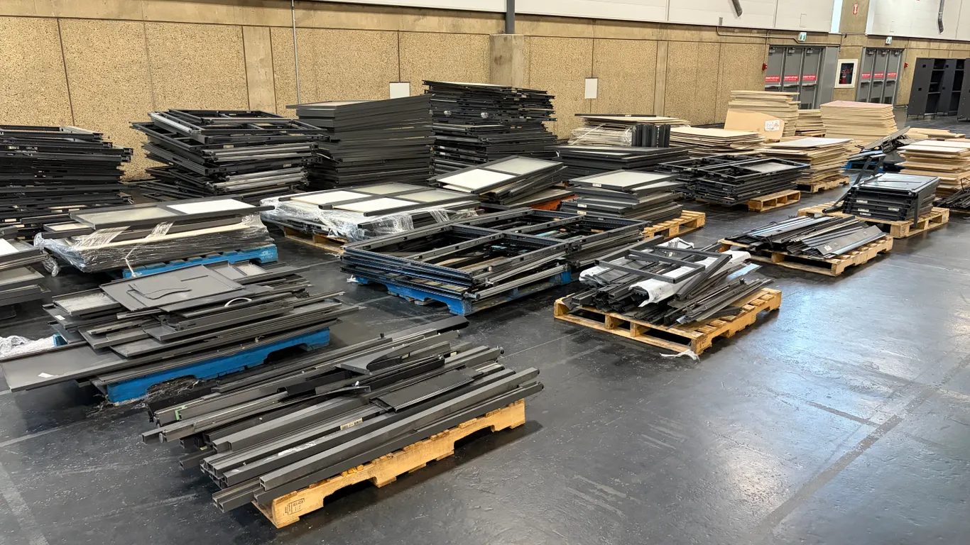 LARGE LOT OF ASSORTED COMMERCIAL OFFICE CUBICLES, DESKS & COMPONENTS