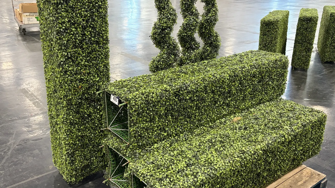 PALLET OF ASSORTED ARTIFICIAL BOXWOOD HEDGE PANELS & SPIRAL TOPIARIES