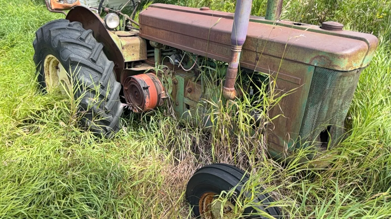 Vintage John Deere Tractor **THIS LISTING FOR ADVERTISING PURPOSES ONLY - NO WEBCAST BIDDING AVAILABLE - SOLD LIVE ON-SITE ONLY**