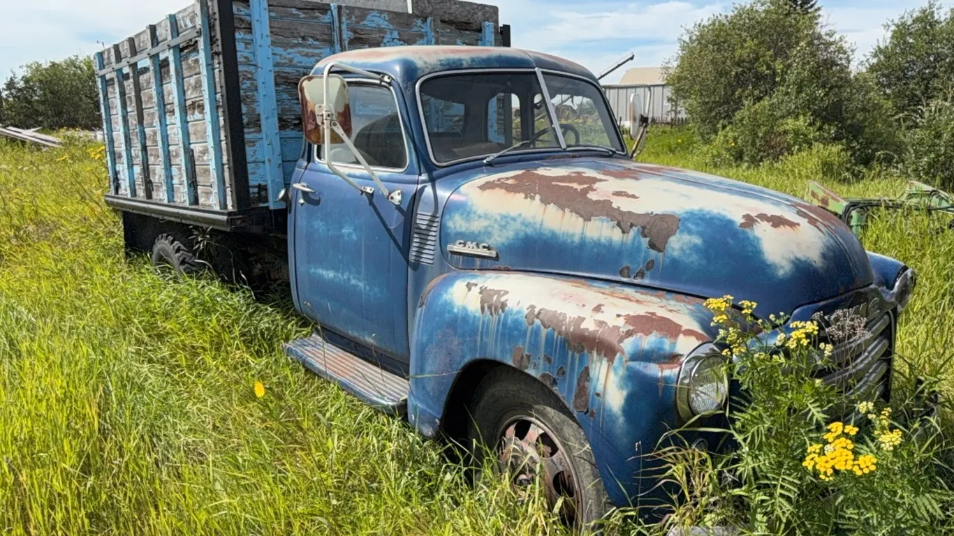 GMC 9433 Grain Truck, Running when parked, (Motor was reconditioned previously), Has Fuel Issue, Potential Fuel Tank Issue , VIN 9943302291 **THIS LIS