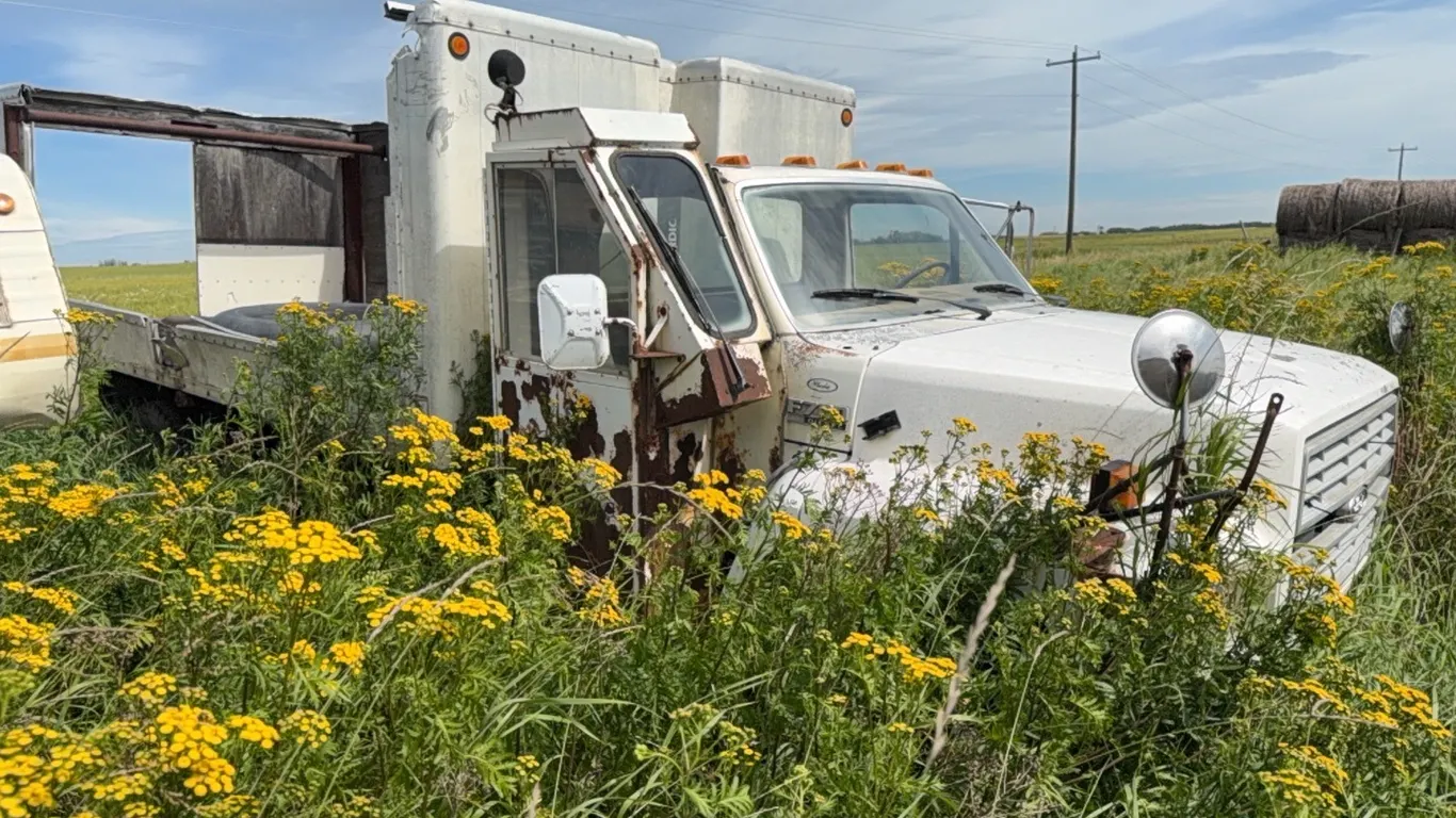Ford F700 Truck w/ side Cab and Hoist, Auto, Was former garbage truck, Fuel Pump Issues **THIS LISTING FOR ADVERTISING PURPOSES ONLY - NO WEBCAST BIDD