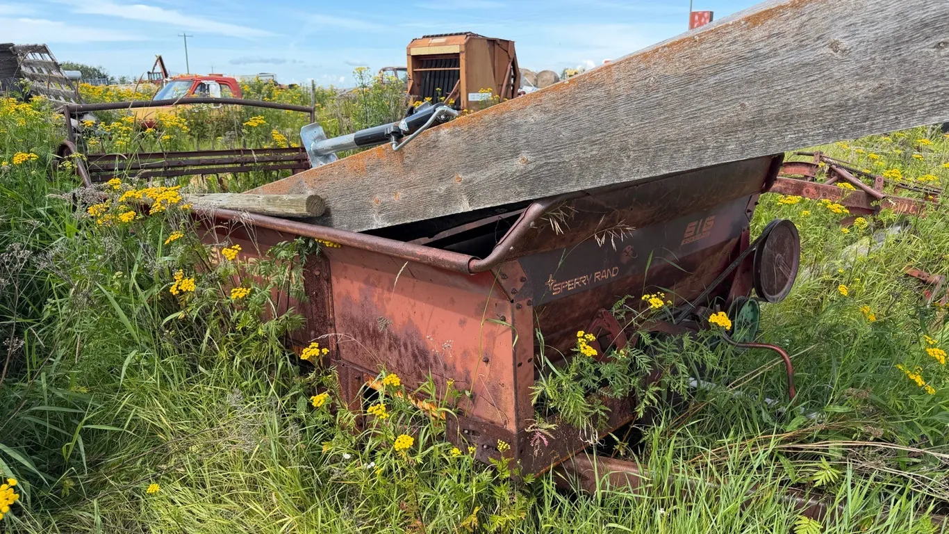Sperry New Holland 516 205 bushel Manure Spreader **THIS LISTING FOR ADVERTISING PURPOSES ONLY - NO WEBCAST BIDDING AVAILABLE - SOLD LIVE ON-SITE ONLY
