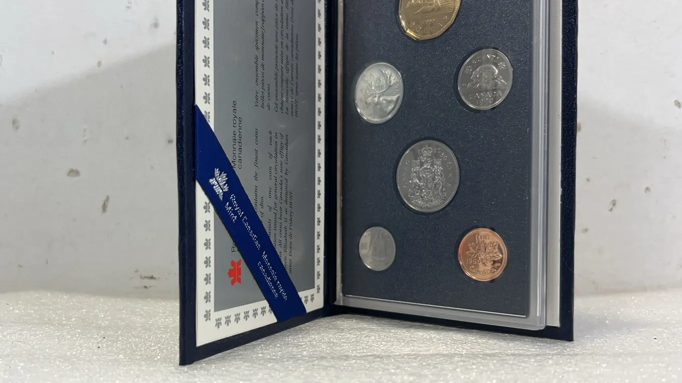 Royal Canadian Mint Set Coin Collection 1990, approx. 8 x 5" *Unreserved*