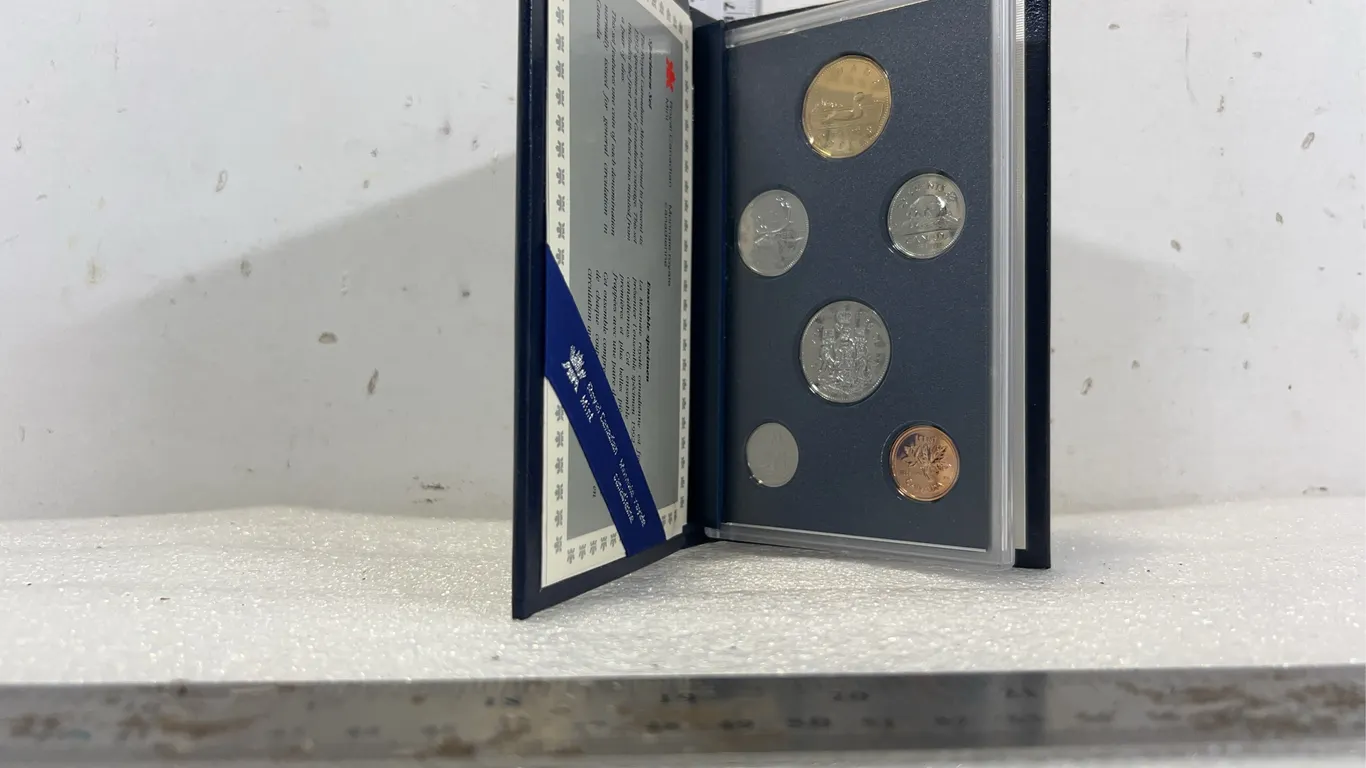 Royal Canadian Mint Set Coin Collection 1992, approx. 8'' x 5" *Unreserved*