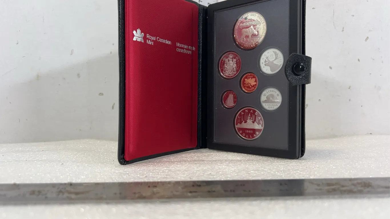 Royal Canadian Mint Set Coin Collection 1985, approx. 8'' x 5" *Unreserved*