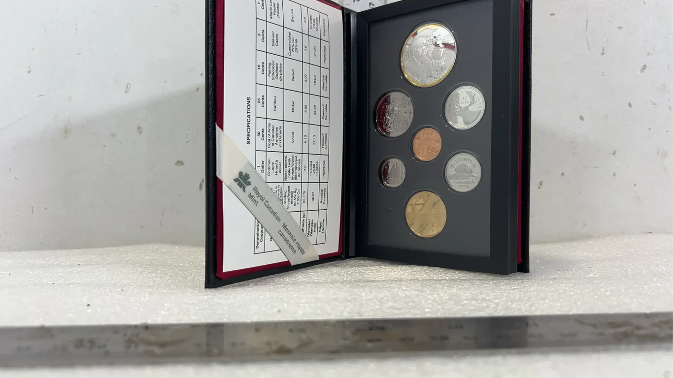 Royal Canadian Mint Set Coin Collection 1995, approx. 8'' x 5" *Unreserved*