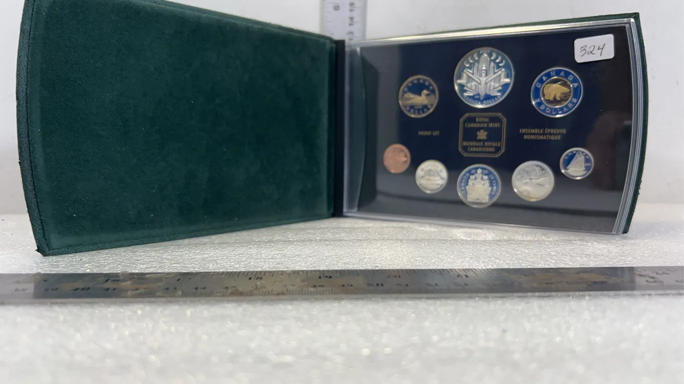 Royal Canadian Mint Set Coin Collection 2000 approx. 8'' x 5" *Unreserved*