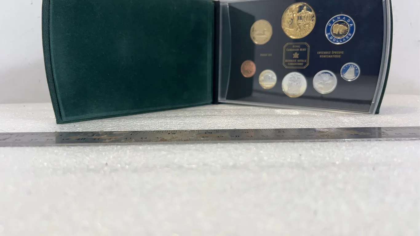 Royal Canadian Mint Set Coin Collection 2002, approx. 8'' x 5" *Unreserved*