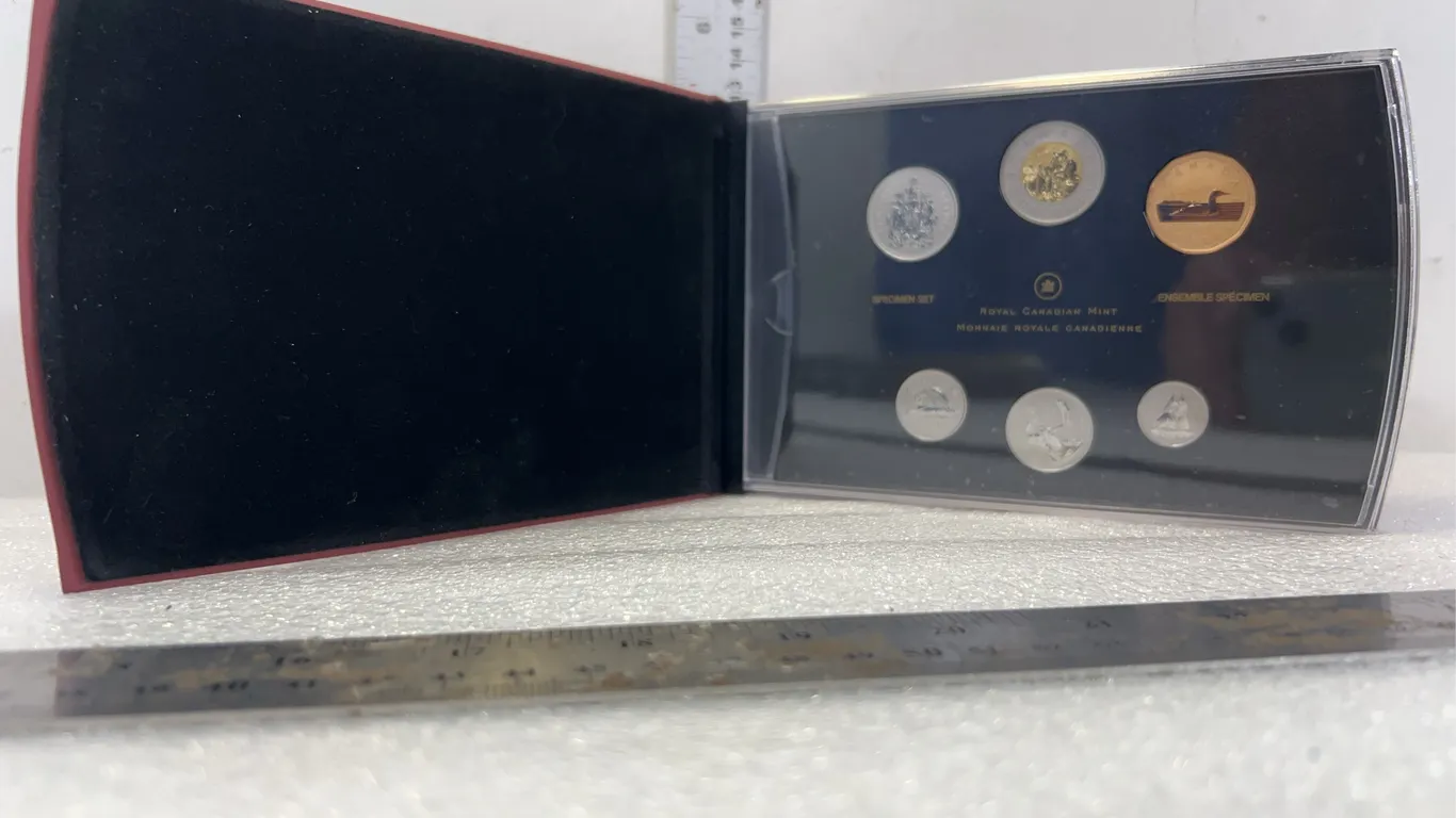 Royal Canadian Mint Set Coin Collection 2013, approx. 8'' x 5" *Unreserved*