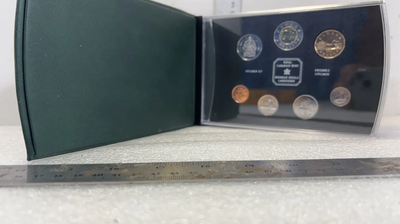 Royal Canadian Mint Set Coin Collection 2001, approx. 8'' x 5" *Unreserved*