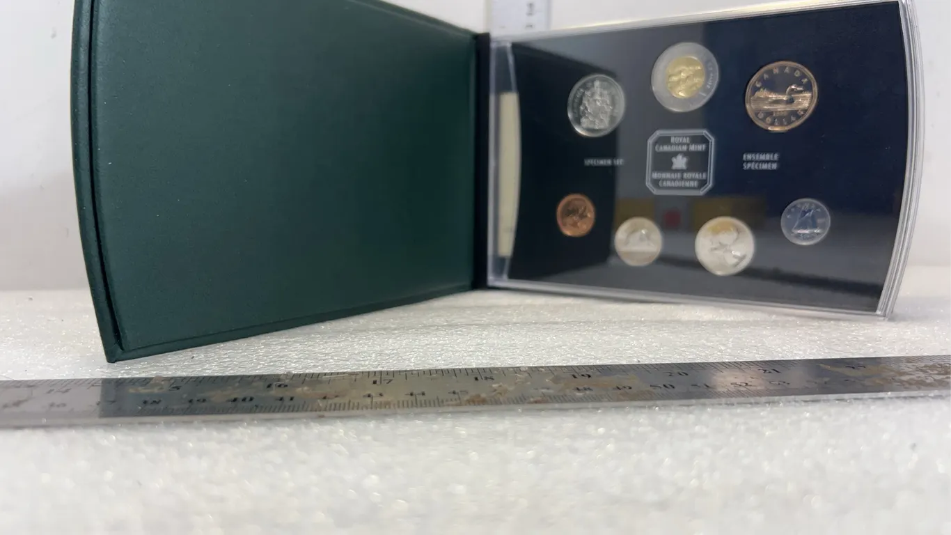 Royal Canadian Mint Set Coin Collection 2000, approx. 8'' x 5" *Unreserved*