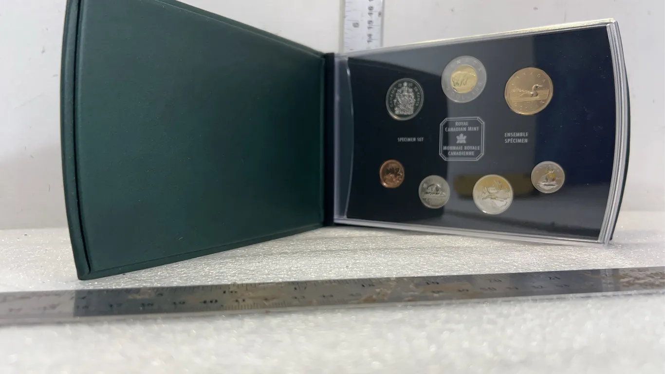Royal Canadian Mint Set Coin Collection 2000, approx. 8'' x 5" *Unreserved*