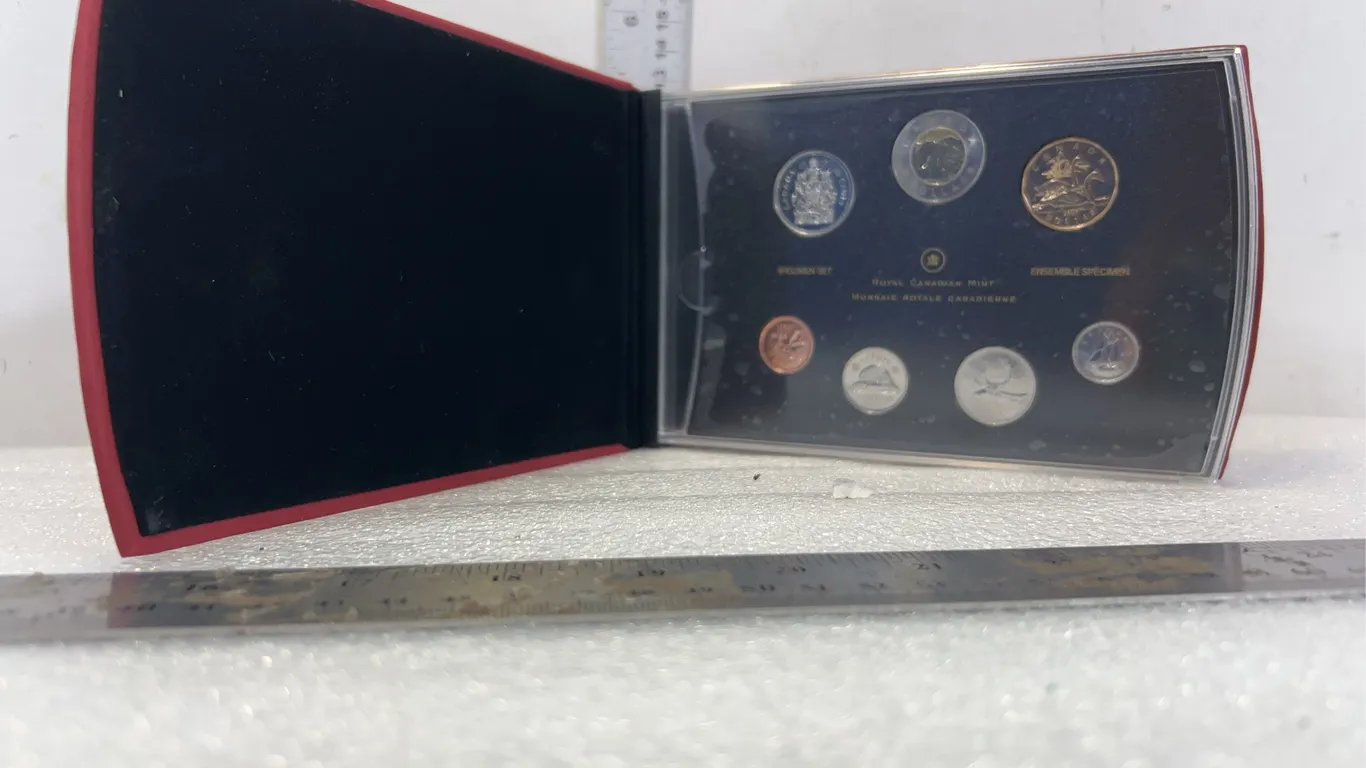 Royal Canadian Mint Set Coin Collection 2007, approx. 8'' x 5" *Unreserved*